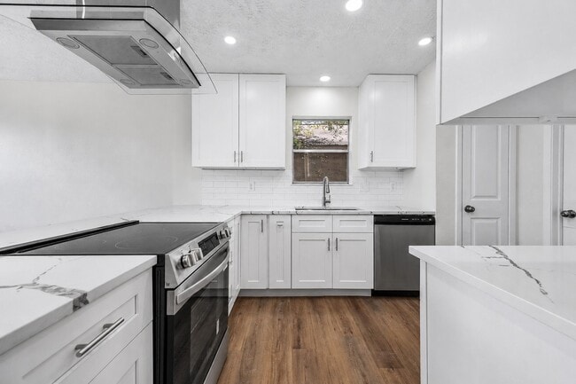 Building Photo - 6526 Lynngate Dr