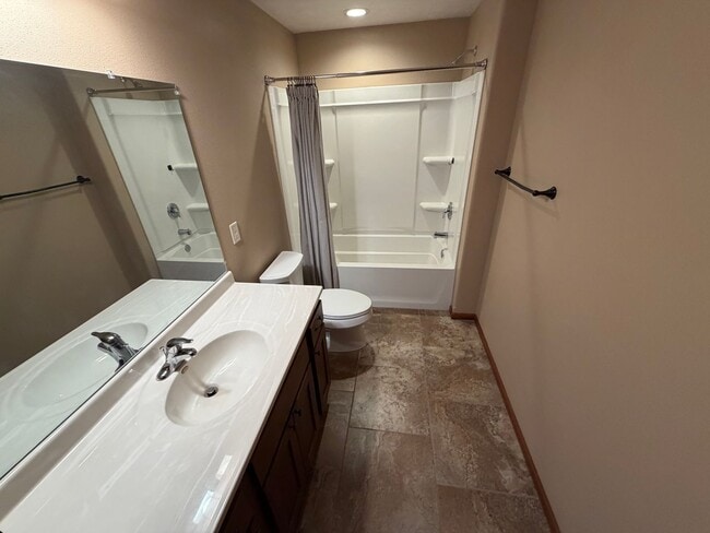 Building Photo - Large Ranch Style Twin Home For Rent