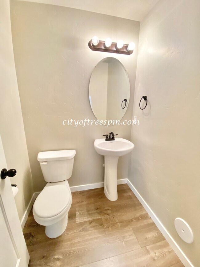 Building Photo - Beautiful Home in Quiet Neighborhood