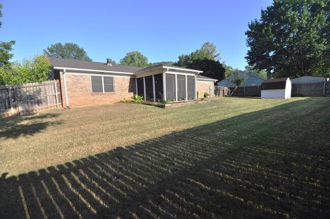 Building Photo - Desirable SE Huntsville