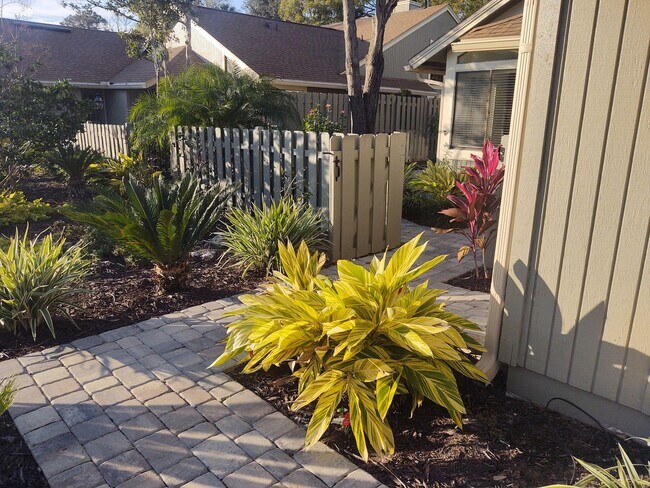 Building Photo - Gorgeous 3 bedroom 2 bath townhome with FL...