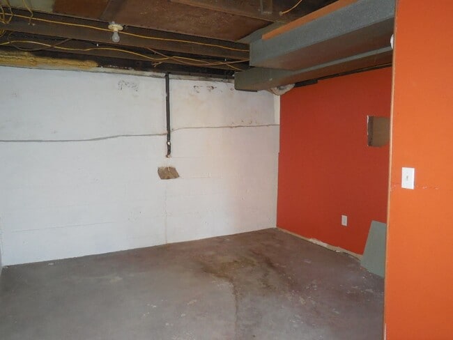 Building Photo - Two Bedroom Home with 3 Baths and W/D Hookups!