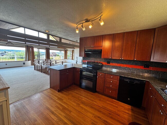 Building Photo - 2 Bedroom + Bonus Room + Loft Hansville Ho...