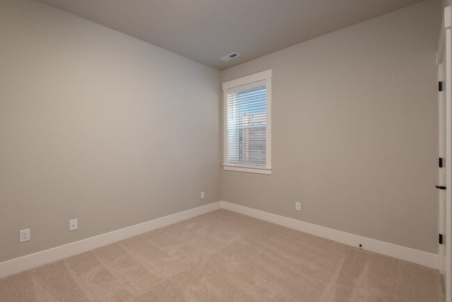 Building Photo - 5 Bdrm 3 bath  Located in the Lodges at Bachelor Village  -  available February 2026