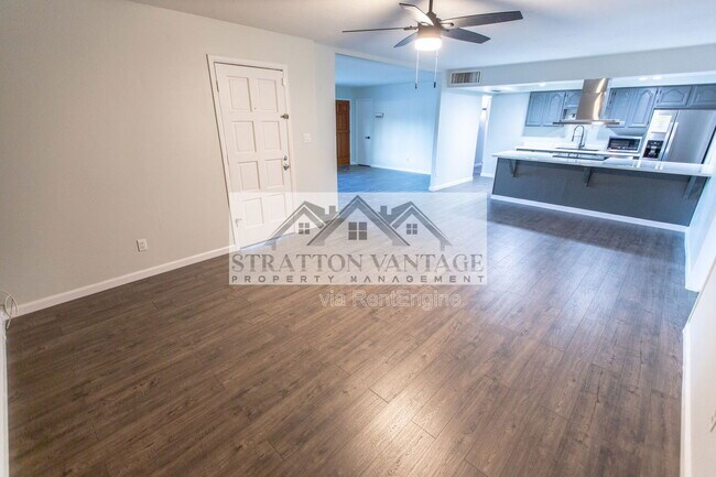 Building Photo - 111 E Manhatton Dr