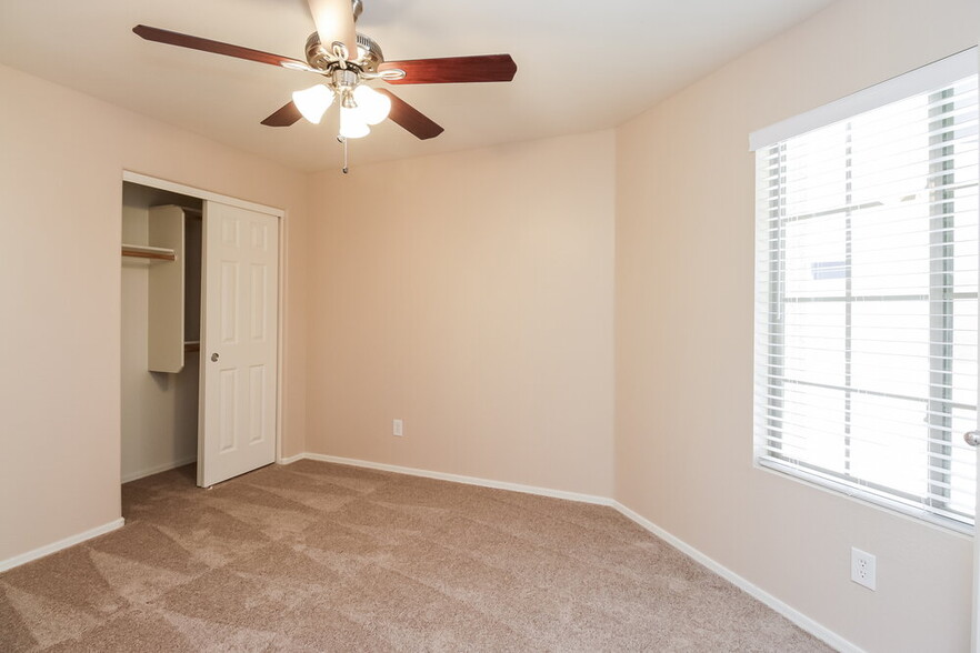 Building Photo - 2540 W Silver Streak Way