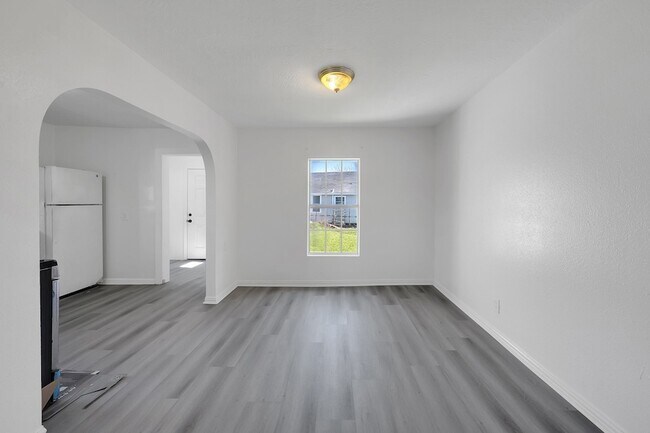 Building Photo - 214 N Hagerman St