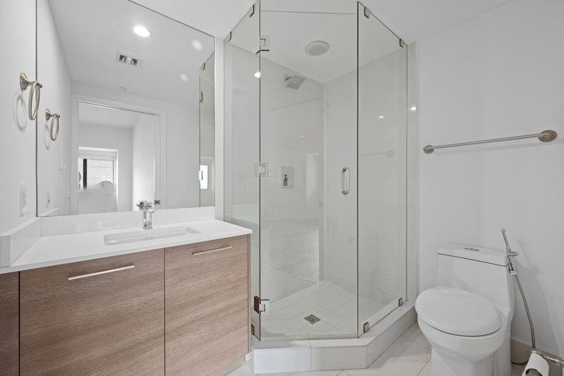 Building Photo - 650 NE 32nd St