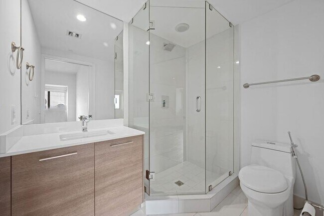 Building Photo - 650 NE 32nd St