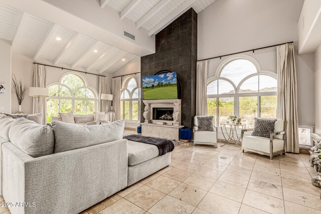 Building Photo - 6050 N Paradise View Dr