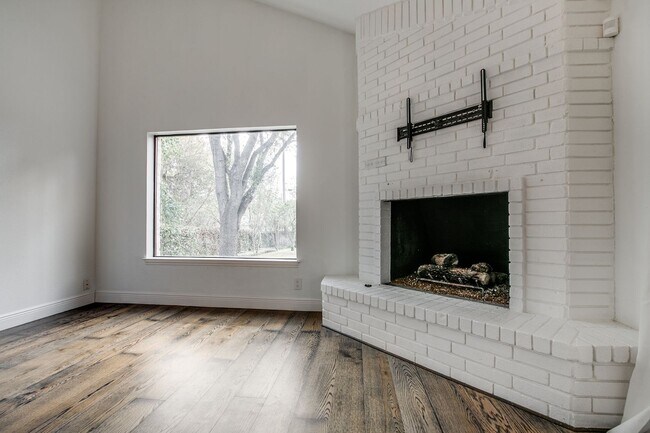 Building Photo - RENOVATED 2-BEDROOM IN WHISPERING OAKS