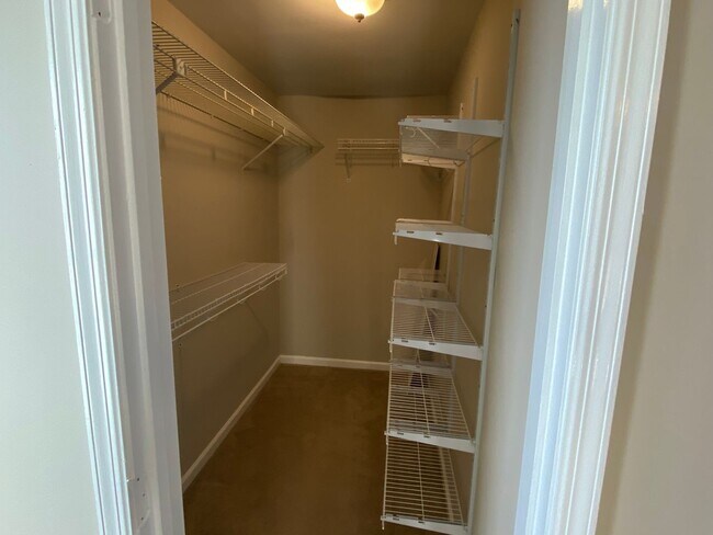 Building Photo - 2 Bedroom 2.5 Bath Townhome in Great Marietta Location w/ a Unfinished Basement