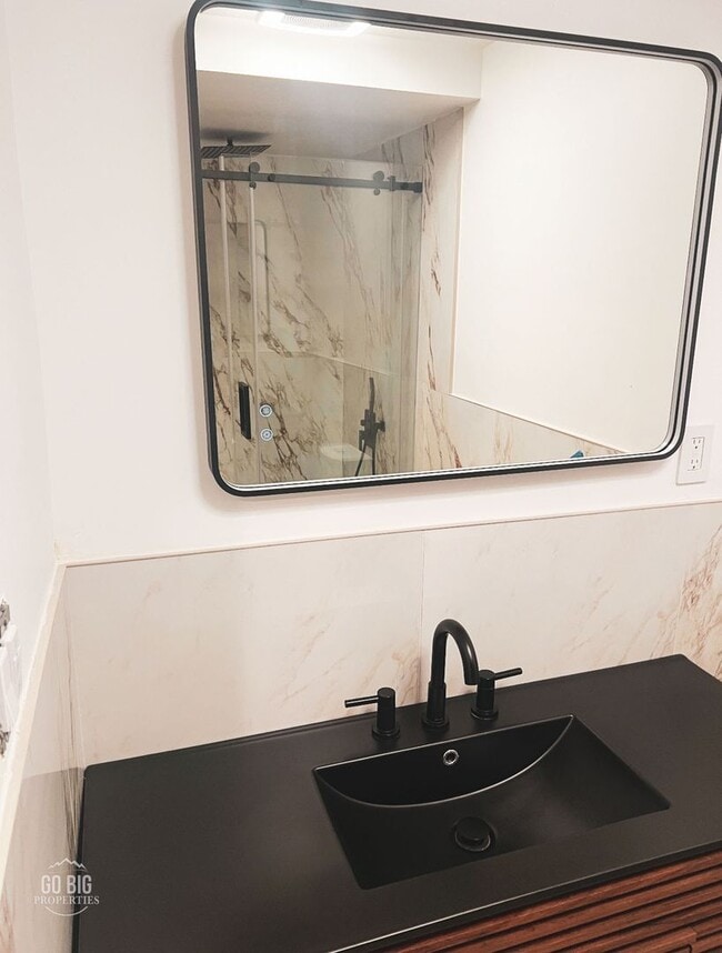 Building Photo - Recently Renovated Hill Condo - SIX MONTH ...