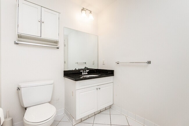 Building Photo - 614 Pond St