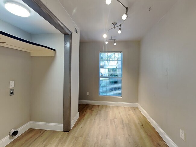 Building Photo - 2986 Buttonwood Dr