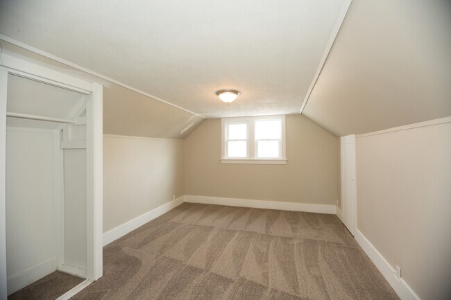 Building Photo - 3 potential 4 bedroom in desirable Beech G...