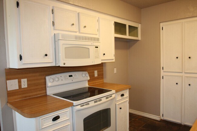 Building Photo - Cozy 3/2 Burleson Charmer | Wood-Burning Fireplace | 2-Car Garage | Pet-Friendly