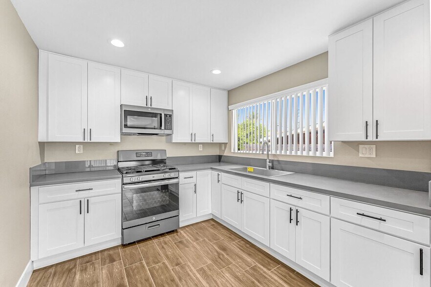 Building Photo - 2417 W Stanford St