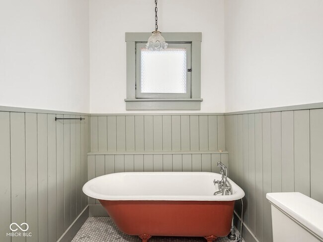 Building Photo - 1118 E St Clair St