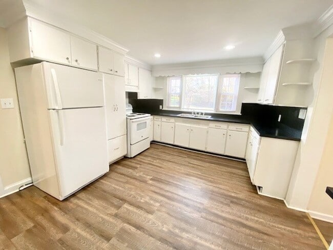 Building Photo - 2 Bedroom Home w/ a huge deck and yard