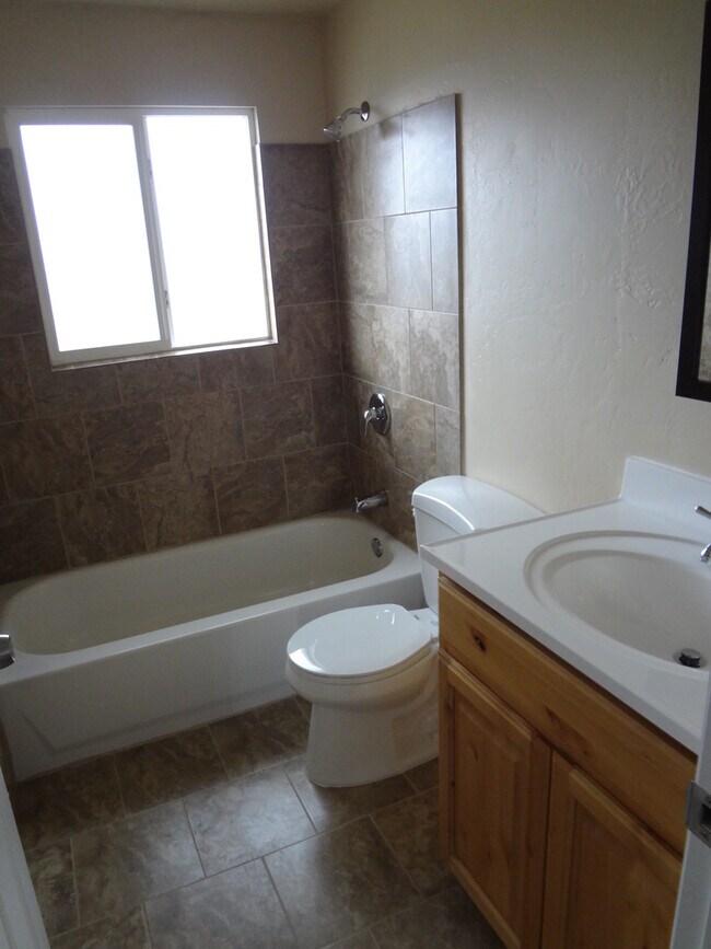 Building Photo - Beautiful Home with Nice Fenced Yard - 1 C...