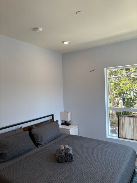 Building Photo - 10739 Kling St