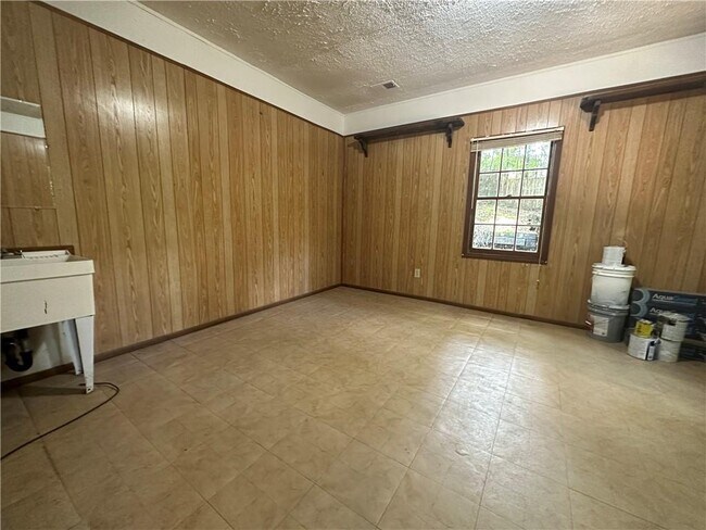 Building Photo - 10570 Turner Rd