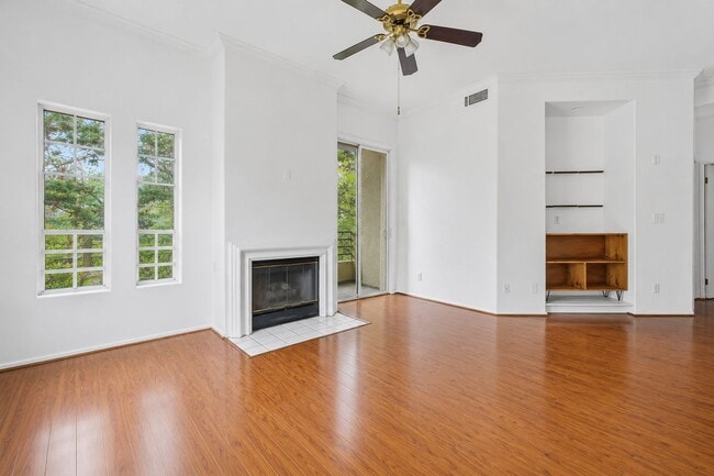 Building Photo - Highland Park 2 Bed / 2 Bath Condo with Resort-Style Amenities