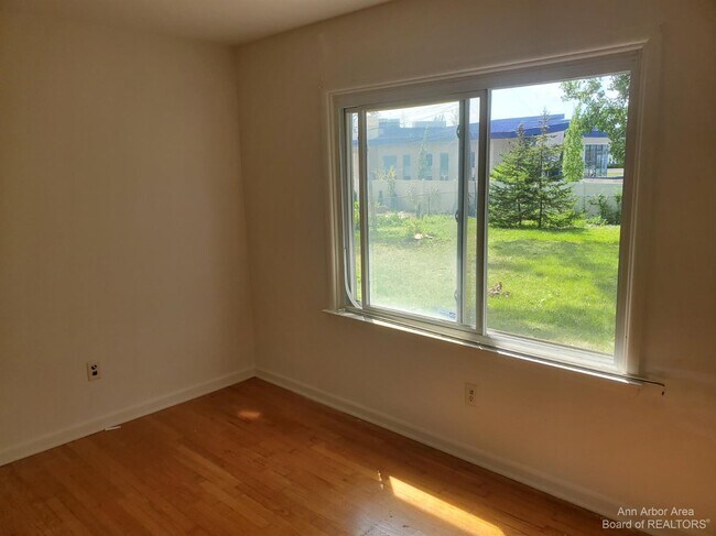 Building Photo - 2554 Crystal Dr