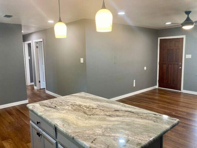 Building Photo - 901 Avenue E