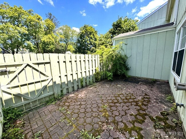 Building Photo - 4 Pond View Dr