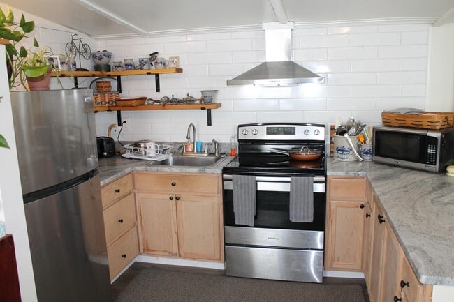 Building Photo - 192 Manchester St