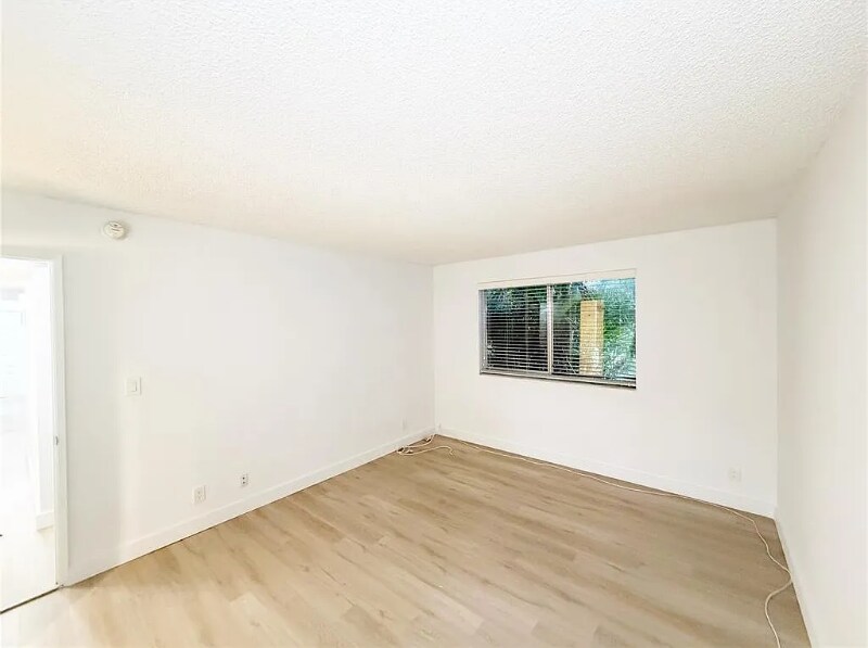 Building Photo - 709 Gardens Dr