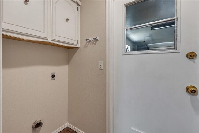 Building Photo - Lawn Care Included! 3 bed, 2 bath, 2 livings