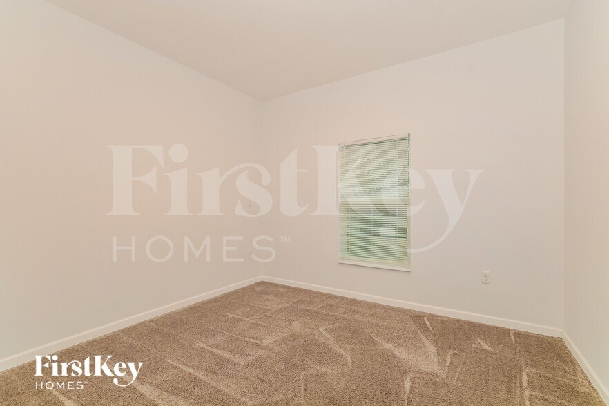 Building Photo - 1050 E Lombardy Dr