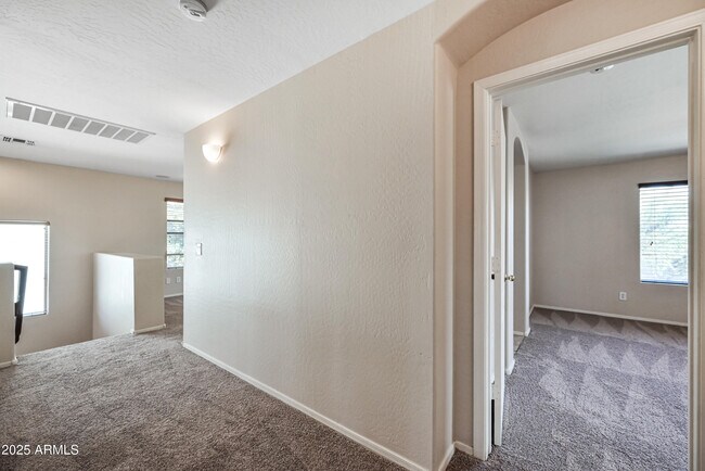 Building Photo - 1543 E Nightingale Ln
