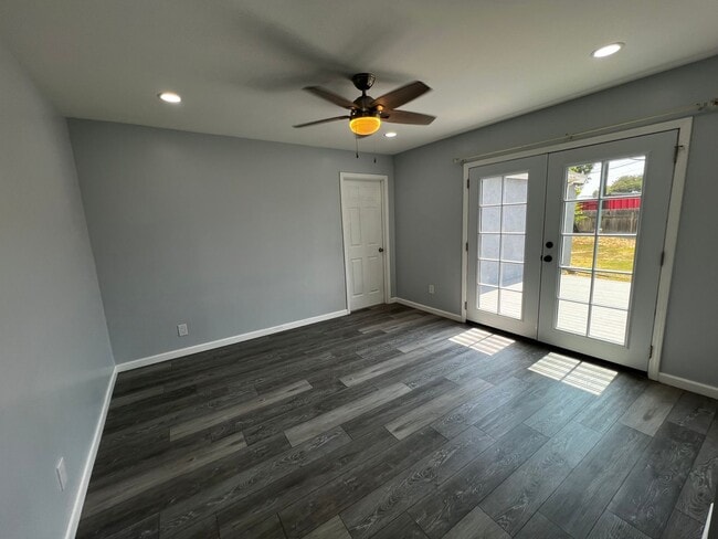 Building Photo - Remodeled 3 Bedroom 2 Bath House with 4 Ca...