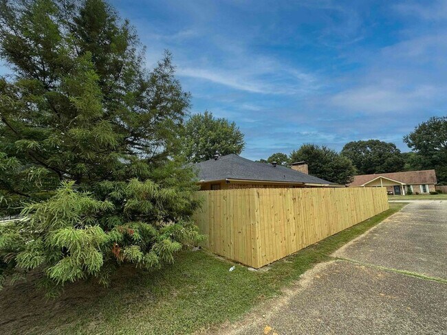 Building Photo - 5805 Sidney Dr