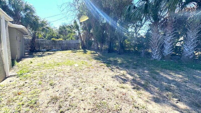 Building Photo - 1022 Lewis Dr