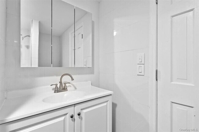 Building Photo - 17 Valley Dr