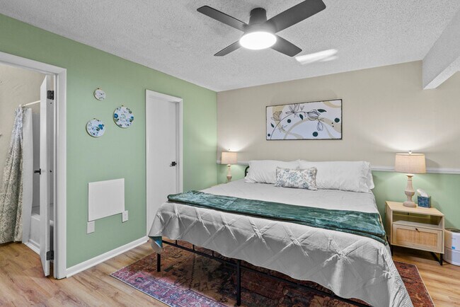 Building Photo - Fully remolded and furnished condo.