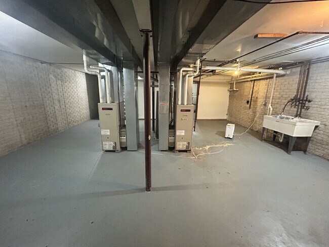 Building Photo - 1112 S 63rd St