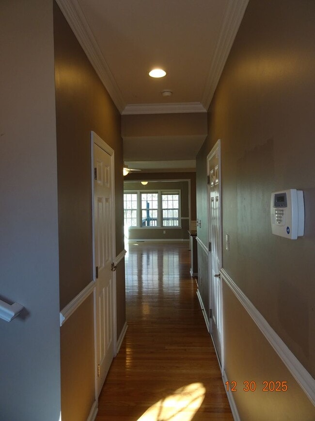 Building Photo - 4 Bedrooms, 3.5 Baths Townhouse