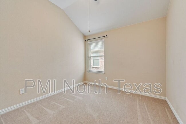 Building Photo - 1732 Bluebird Dr