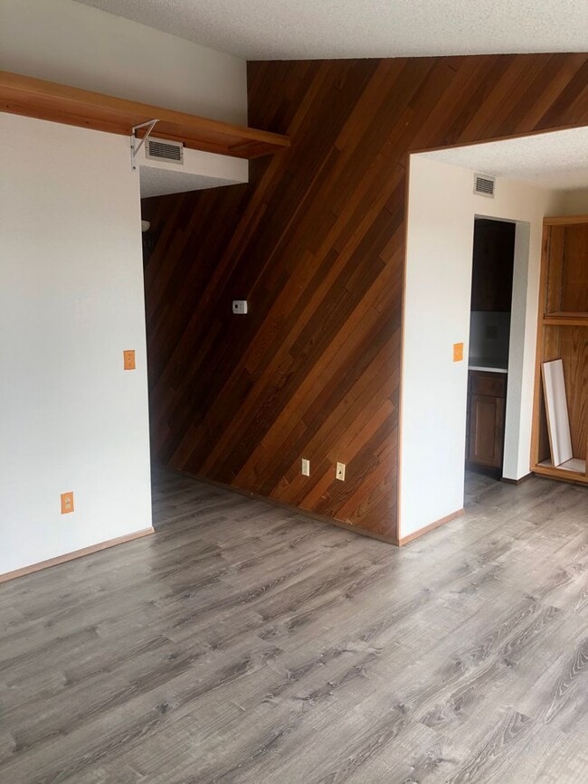 Building Photo - 2 Bed/1 Bath, 1000 SqFt, Utilities Pd, Fireplace, Vaulted Ceilings, More!