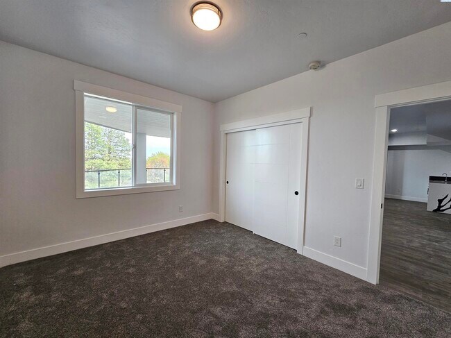 Building Photo - Rambler/Basement with Territorial Views