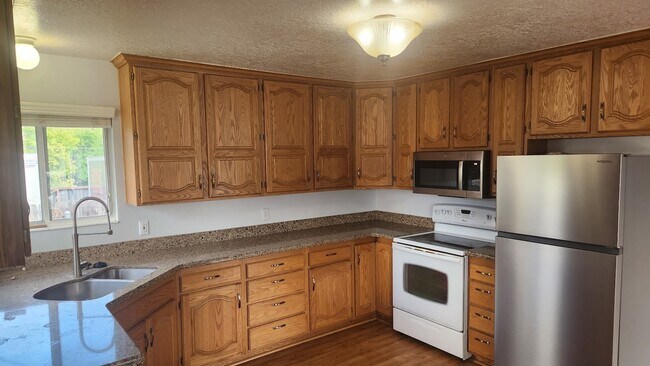 Building Photo - 1527 E Murray Holladay Rd