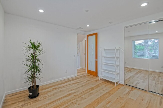 Building Photo - Custom, Modern & Spacious Tri-Level Home w...
