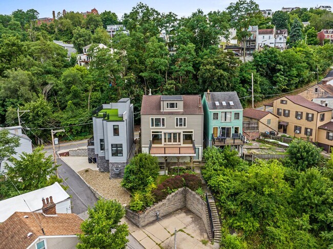 Building Photo - *Beautifully Updated & Spacious 4BD/2.5BA Single Family Home Available in South Side Slopes*