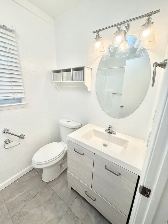 Building Photo - 22675 Lakeway Harbor Dr